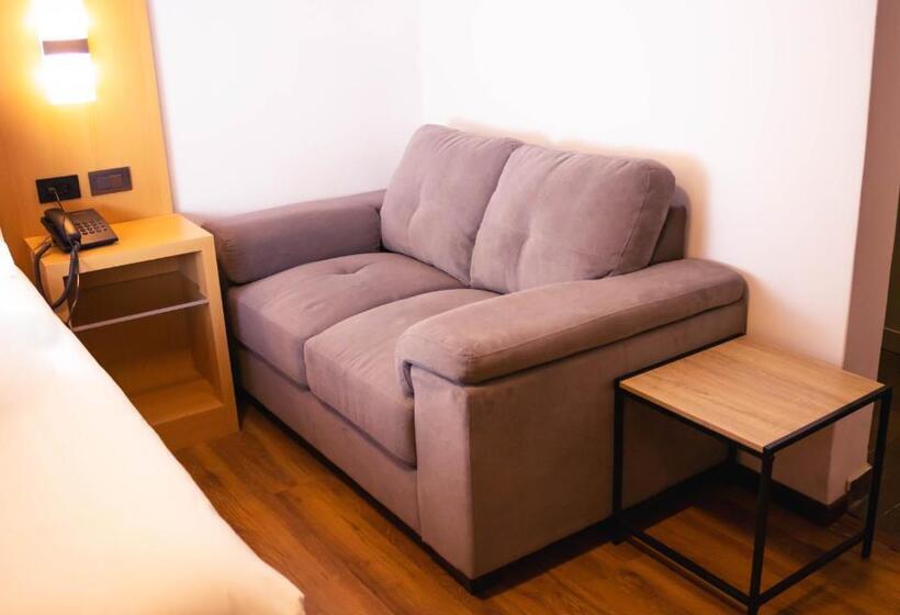 اتاق لوکس سه تخته, Hostal El Mirador