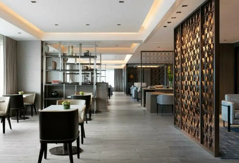 اتاق اجرایی با تخت بزرگ, Clark Marriott