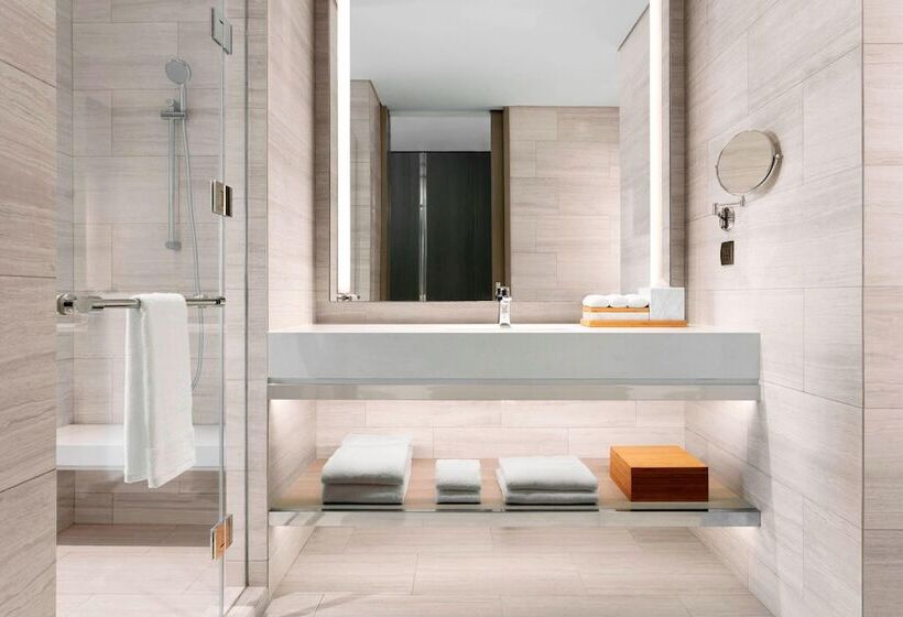 اتاق لوکس با بالکن, Clark Marriott