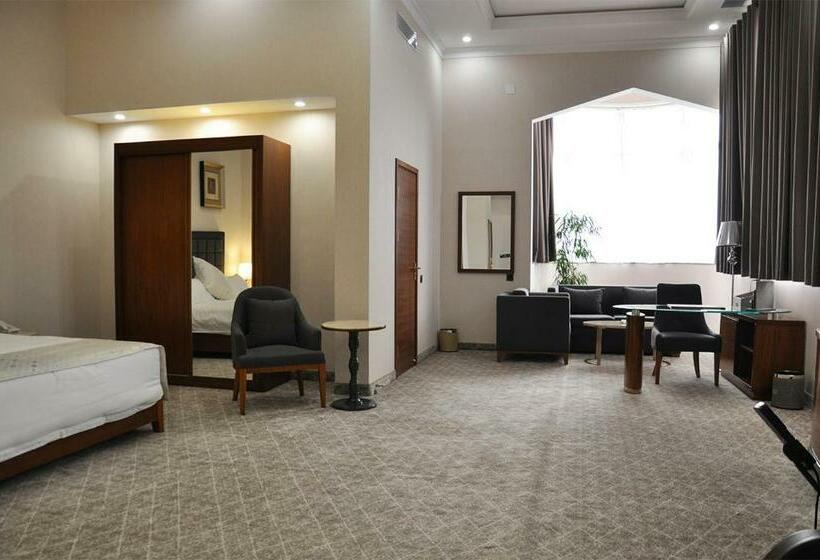 سوییت خانوادگی, Parliament Palace