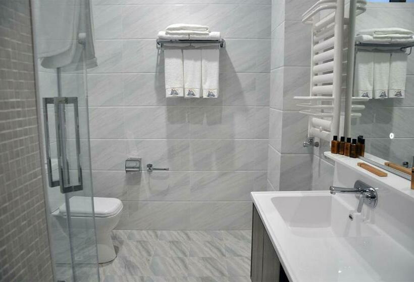 اتاق استاندارد سه نفره, Parliament Palace