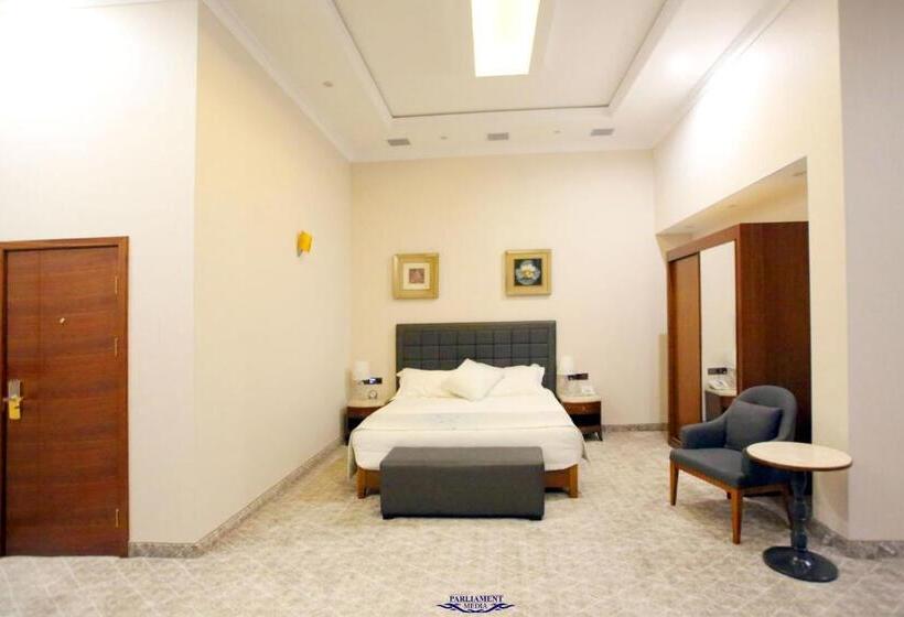 سوییت خانوادگی, Parliament Palace