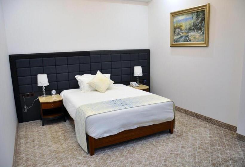 سوییت خانوادگی, Parliament Palace