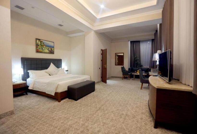 سوییت خانوادگی, Parliament Palace