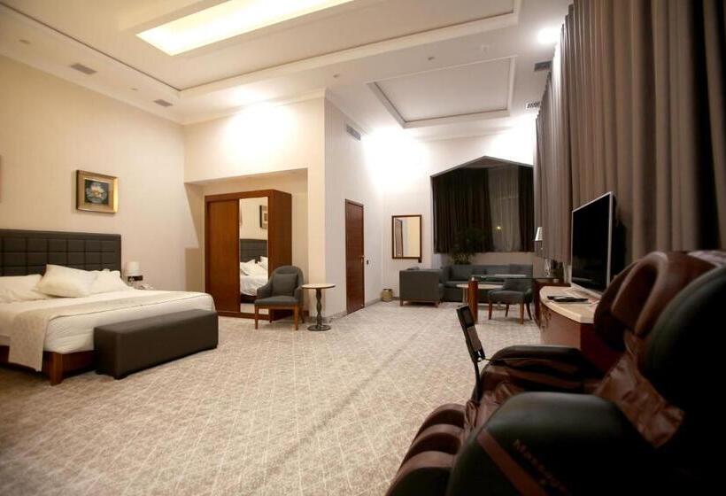 سوییت خانوادگی, Parliament Palace