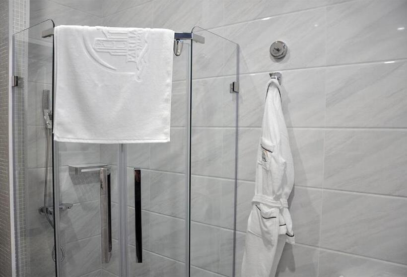 اتاق استاندارد سه نفره, Parliament Palace