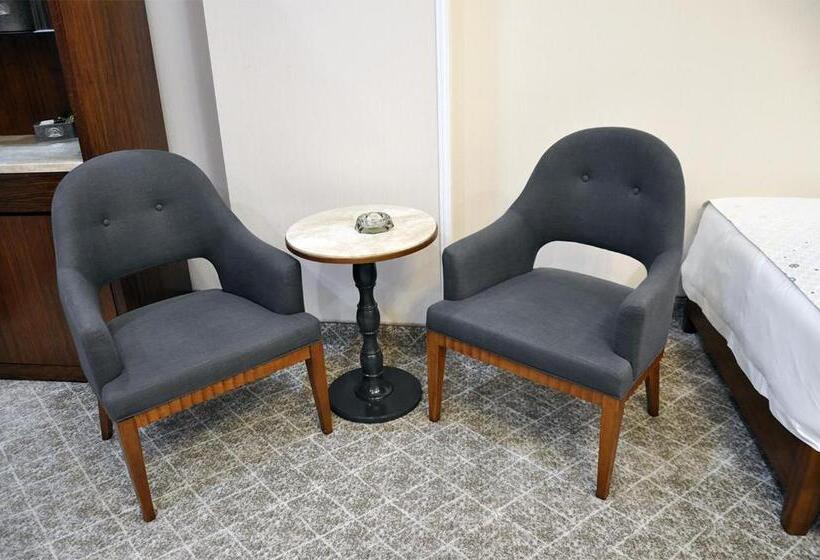 اتاق استاندارد سه نفره, Parliament Palace