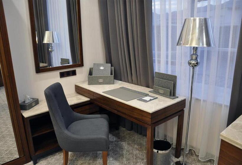 اتاق استاندارد سه نفره, Parliament Palace