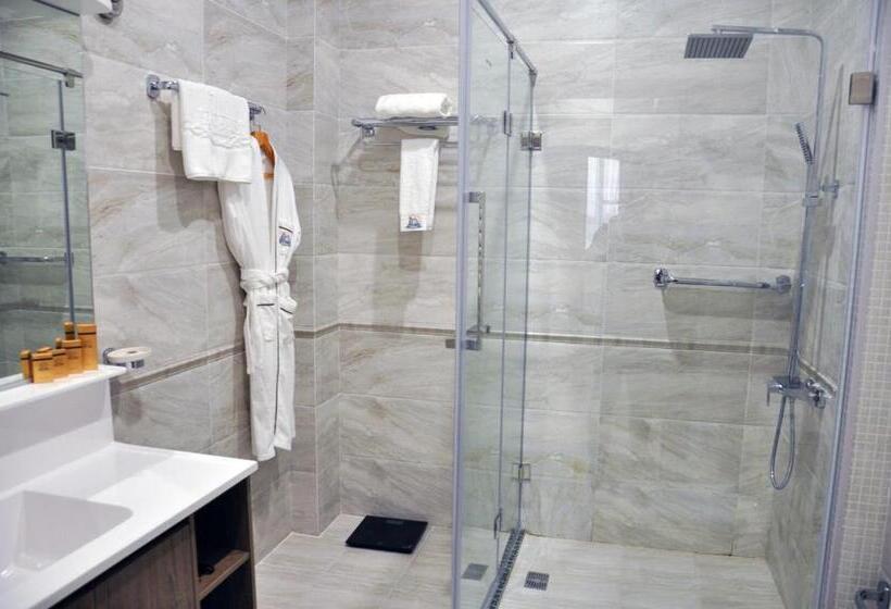 سوییت جونیور لوکس, Parliament Palace