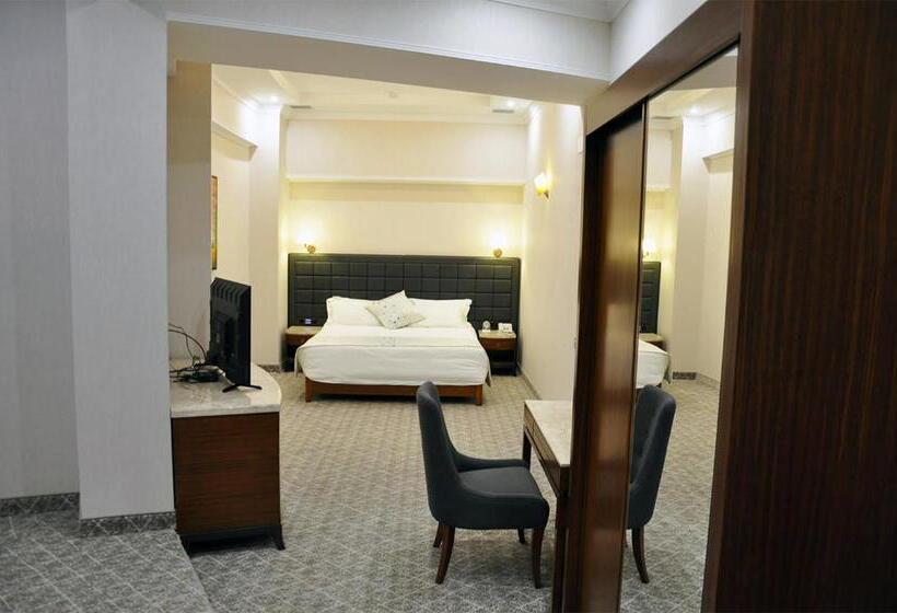 سوییت جونیور لوکس, Parliament Palace