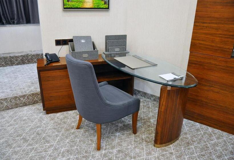 سوییت جونیور لوکس, Parliament Palace