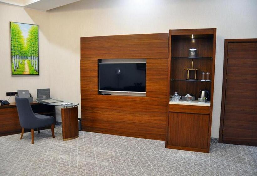 سوییت جونیور لوکس, Parliament Palace