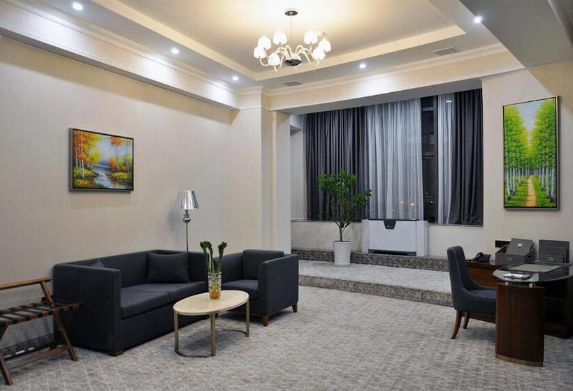 سوییت جونیور لوکس, Parliament Palace