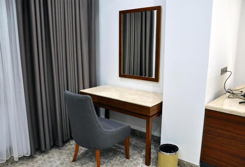 سوییت جونیور لوکس, Parliament Palace