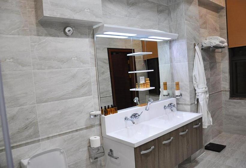 اتاق سوپریور سه تخته, Parliament Palace