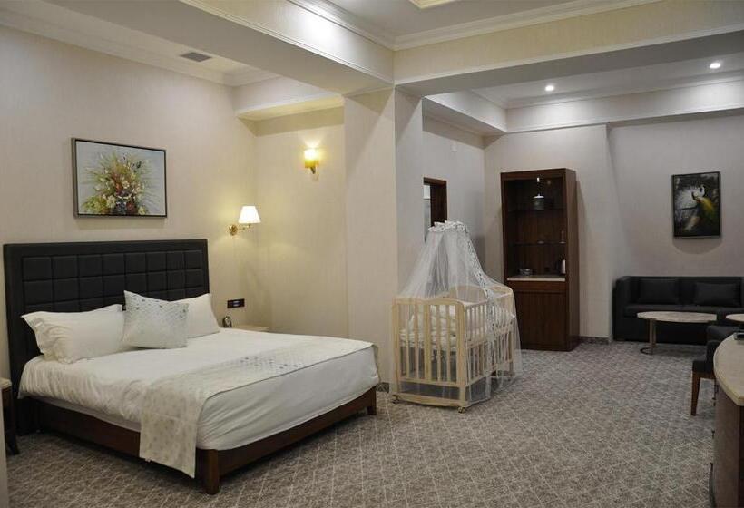 سوییت خانوادگی, Parliament Palace