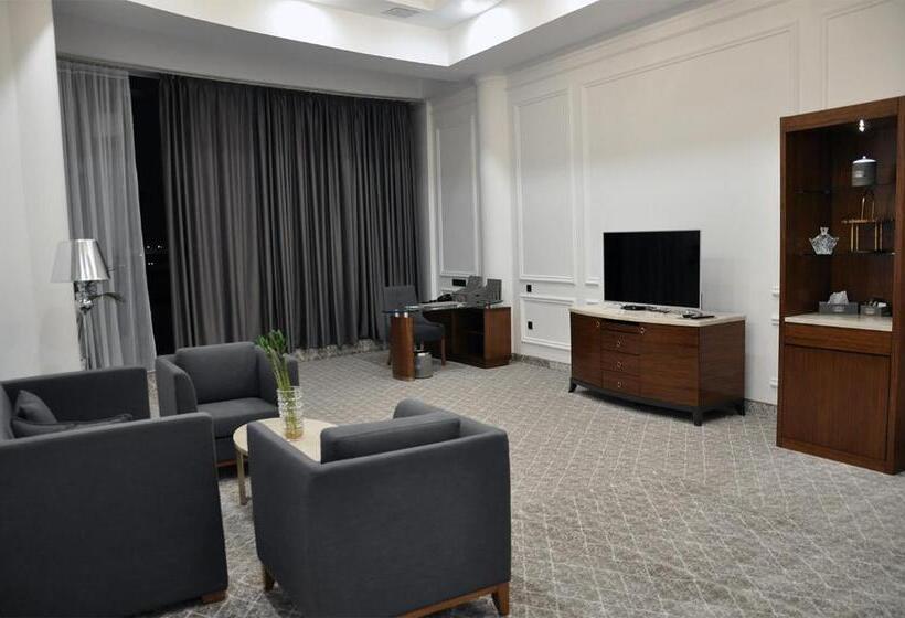 سوییت جونیور لوکس, Parliament Palace