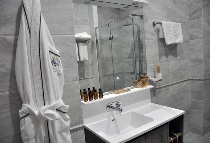 سوییت جونیور لوکس, Parliament Palace