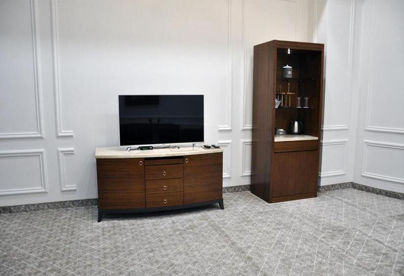 سوییت جونیور لوکس, Parliament Palace