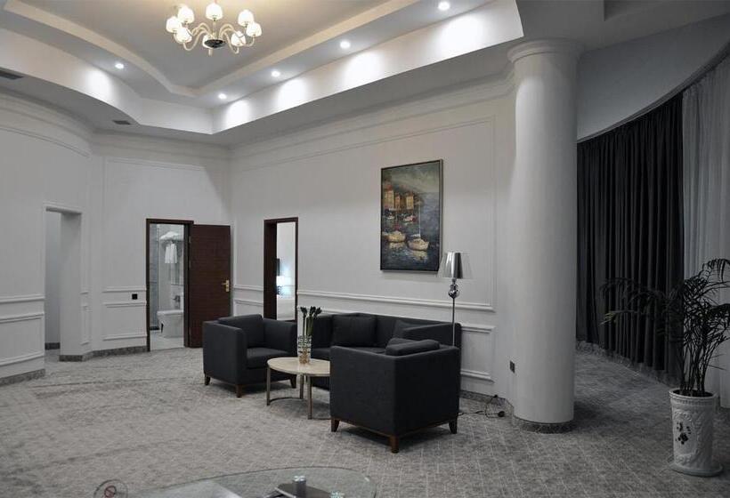 سوییت جونیور لوکس, Parliament Palace