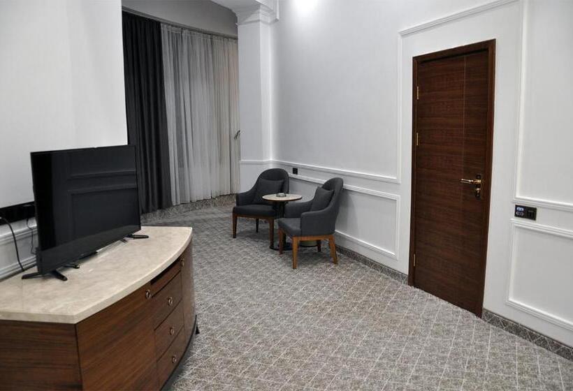 سوییت جونیور لوکس, Parliament Palace