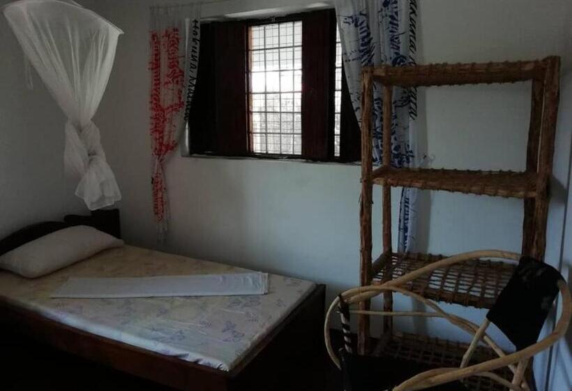 اتاق استاندارد سه تخته با سرویس بهداشتی مشترک, Sunny House Paje Ii
