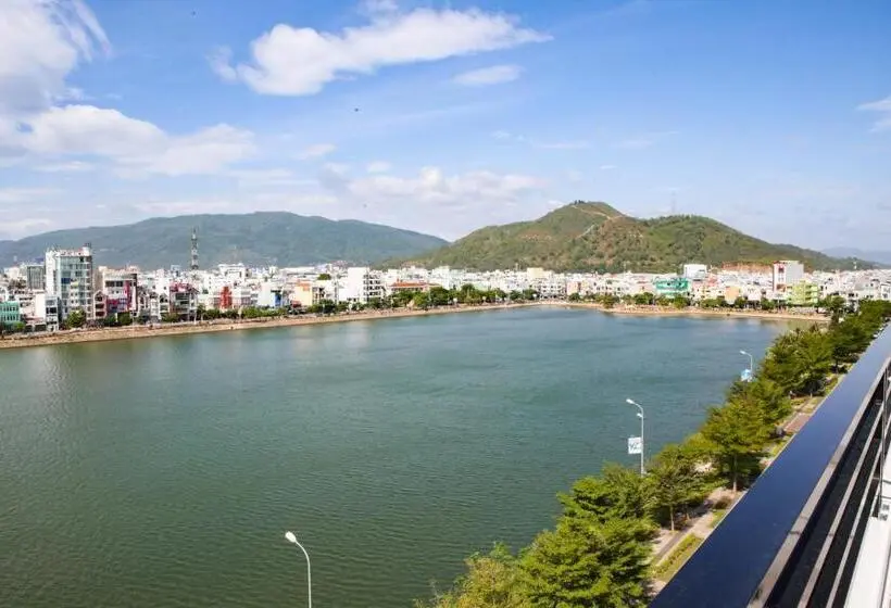 اتاق لوکس با تخت بزرگ, Lake View