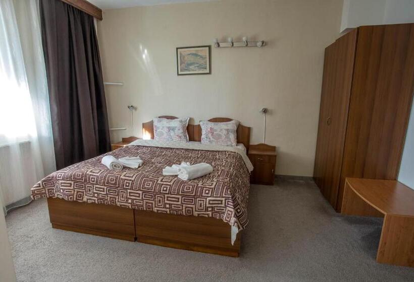 جناح جونيور, Park Hotel Ivailo