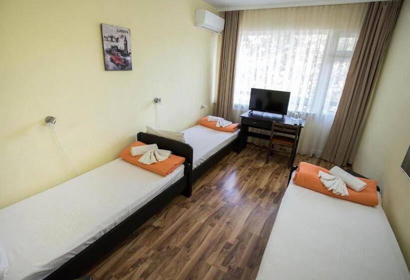 غرفة قياسية ثلاثية مزودة بشرفة, Park Hotel Ivailo