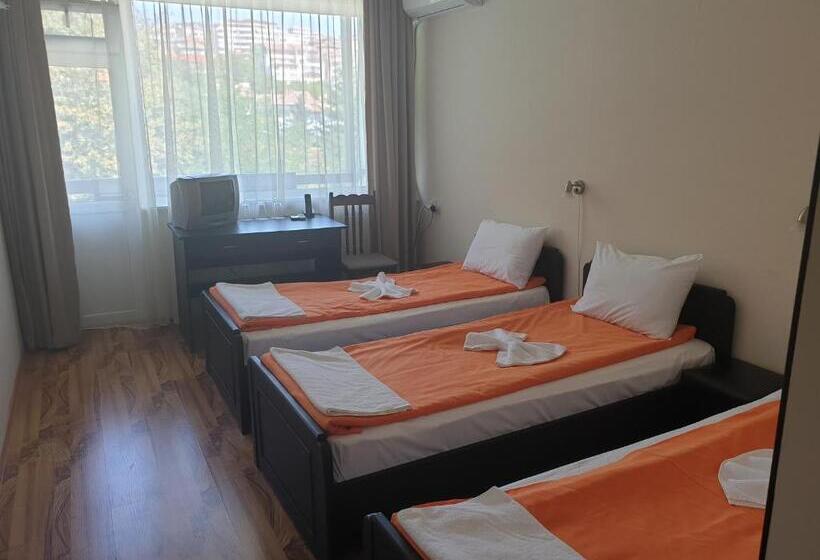 اتاق استاندارد سه تخته با بالکن, Park Hotel Ivailo