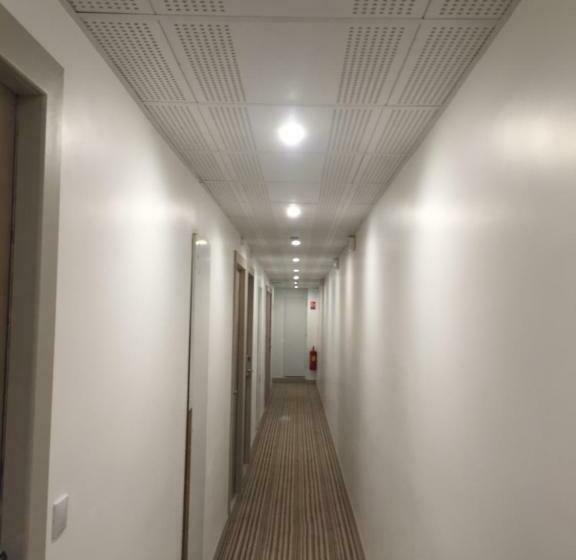 اتاق لوکس خانوادگی, Des Arcades