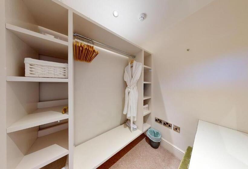 Deluxe Suite King Bed, The Devonshire Arms