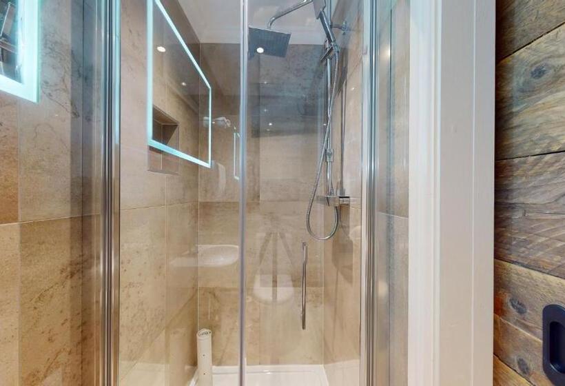 Superior Oda, The Devonshire Arms