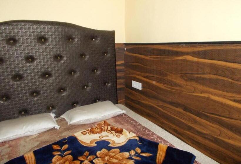 اتاق خانوادگی, Ratnam Guest House