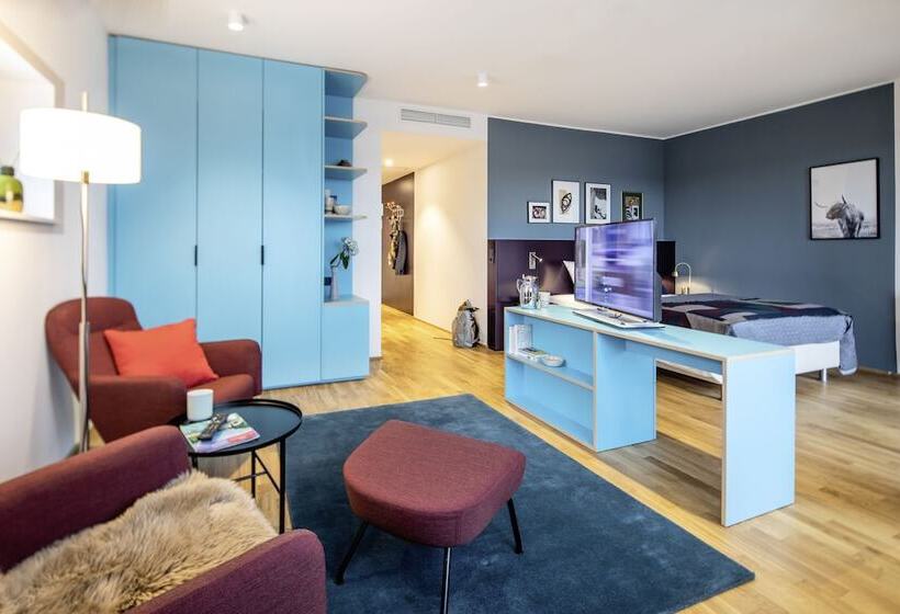 استوديو إدارى, The Flag Oskar M