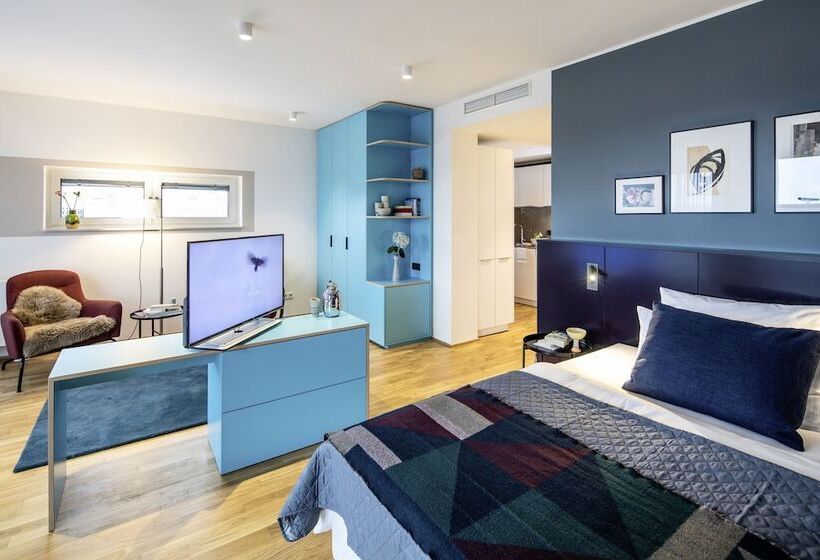 استوديو إدارى, The Flag Oskar M