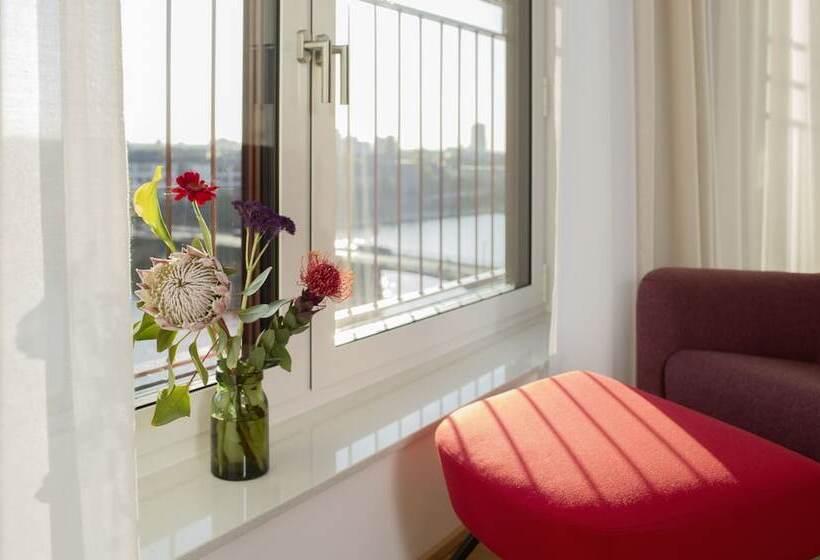 استوديو إدارى, The Flag Oskar M