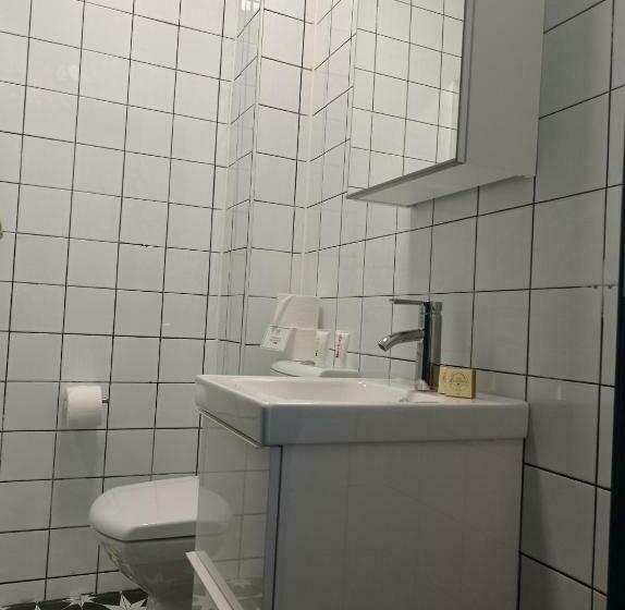 标准单人间, Tom Dick And Harriet S Accommodation