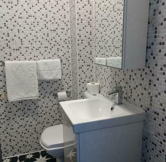 标准单人间, Tom Dick And Harriet S Accommodation