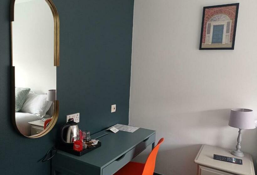 标准单人间, Tom Dick And Harriet S Accommodation