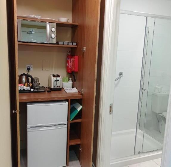 수피리어 스튜디오, Tom Dick And Harriet S Accommodation