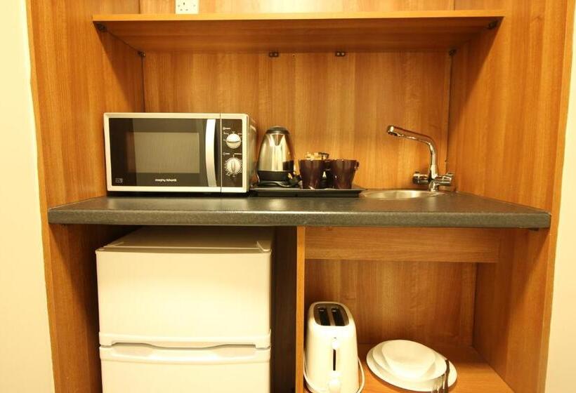 수피리어 스튜디오, Tom Dick And Harriet S Accommodation