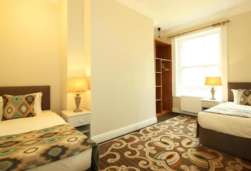 四人高级间, Tom Dick And Harriet S Accommodation