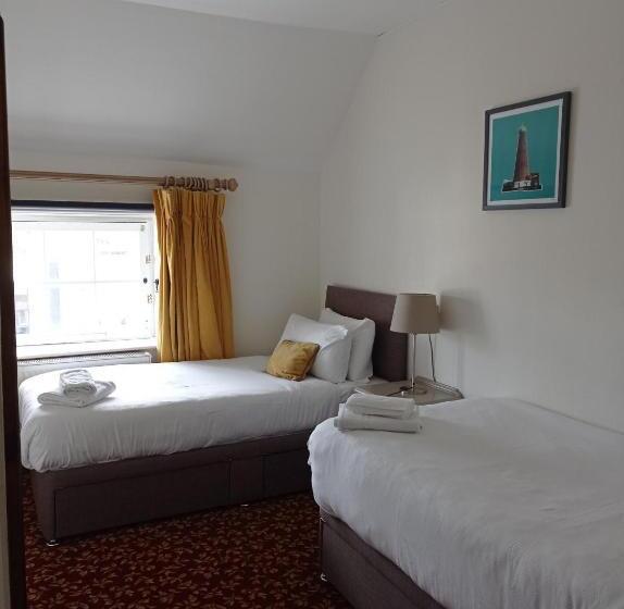 家庭间, Tom Dick And Harriet S Accommodation