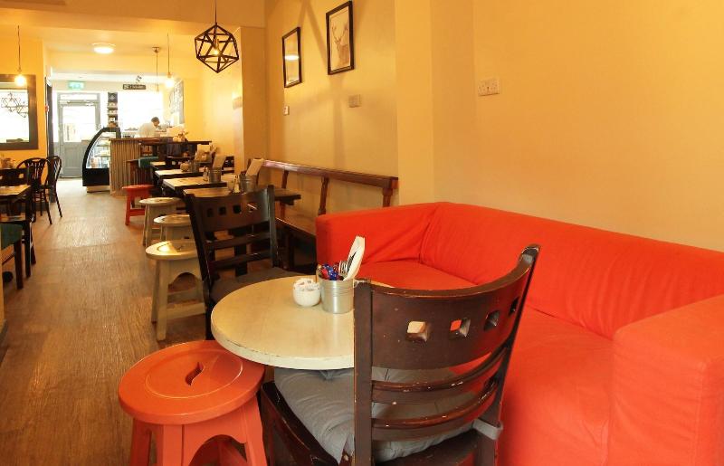 标准单人间, Tom Dick And Harriet S Accommodation