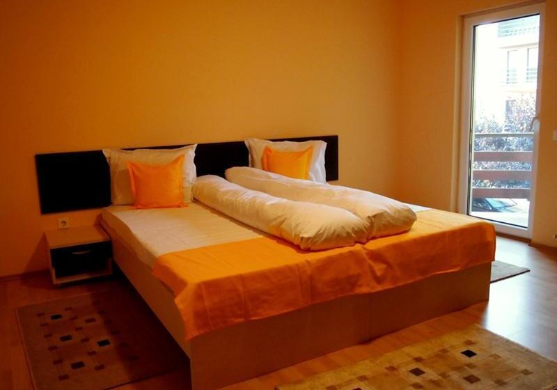 四人高级间, Tom Dick And Harriet S Accommodation