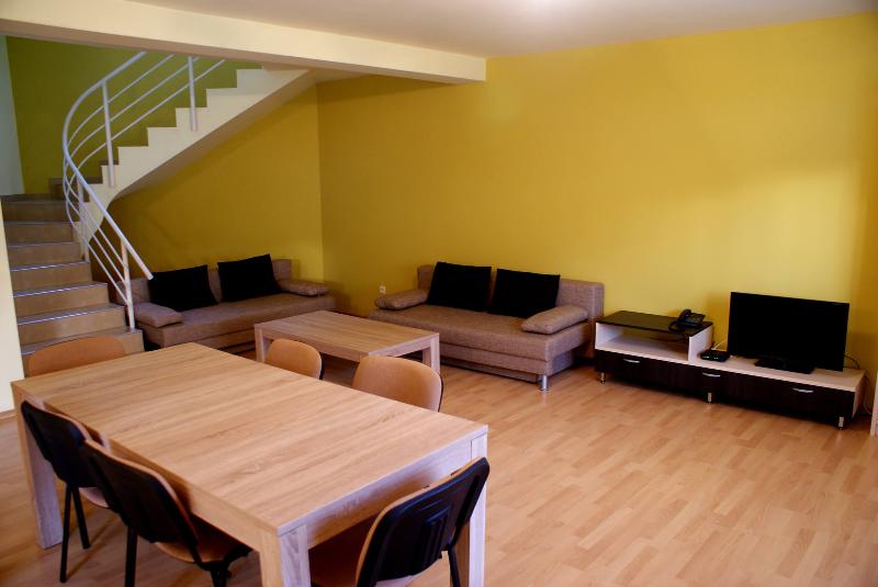 四人高级间, Tom Dick And Harriet S Accommodation