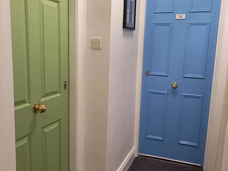 高级工作室, Tom Dick And Harriet S Accommodation