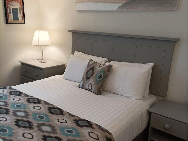 四人高级间, Tom Dick And Harriet S Accommodation