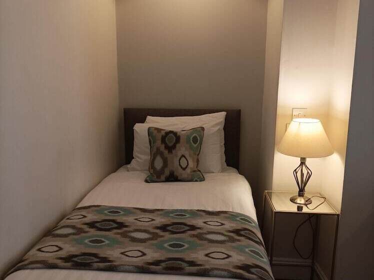 四人高级间, Tom Dick And Harriet S Accommodation